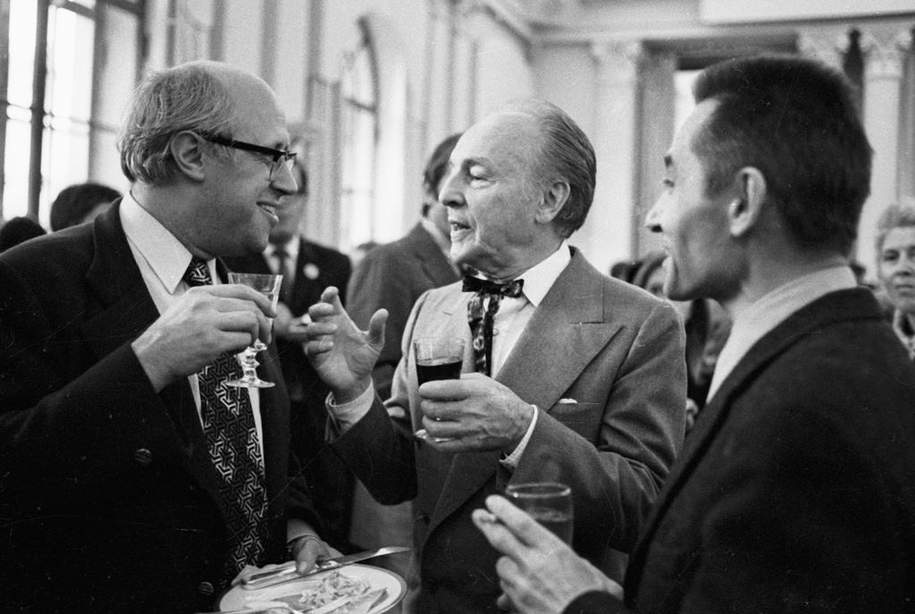 RIAN_archive_32796_Mstislav_Rostropovich,_George_Balanchine_and_Yuri_Grigorovich.jpg