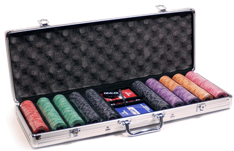 Voici à quoi ressemble une mallette de poker avec des jetons et des cartes.