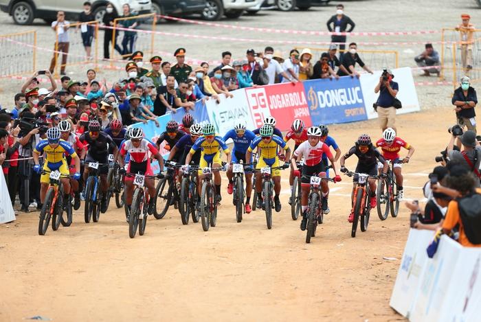 Khán giả Hoà Bình vây kín cuộc đua xe đạp địa hình SEA Games 31 - Ảnh 1.