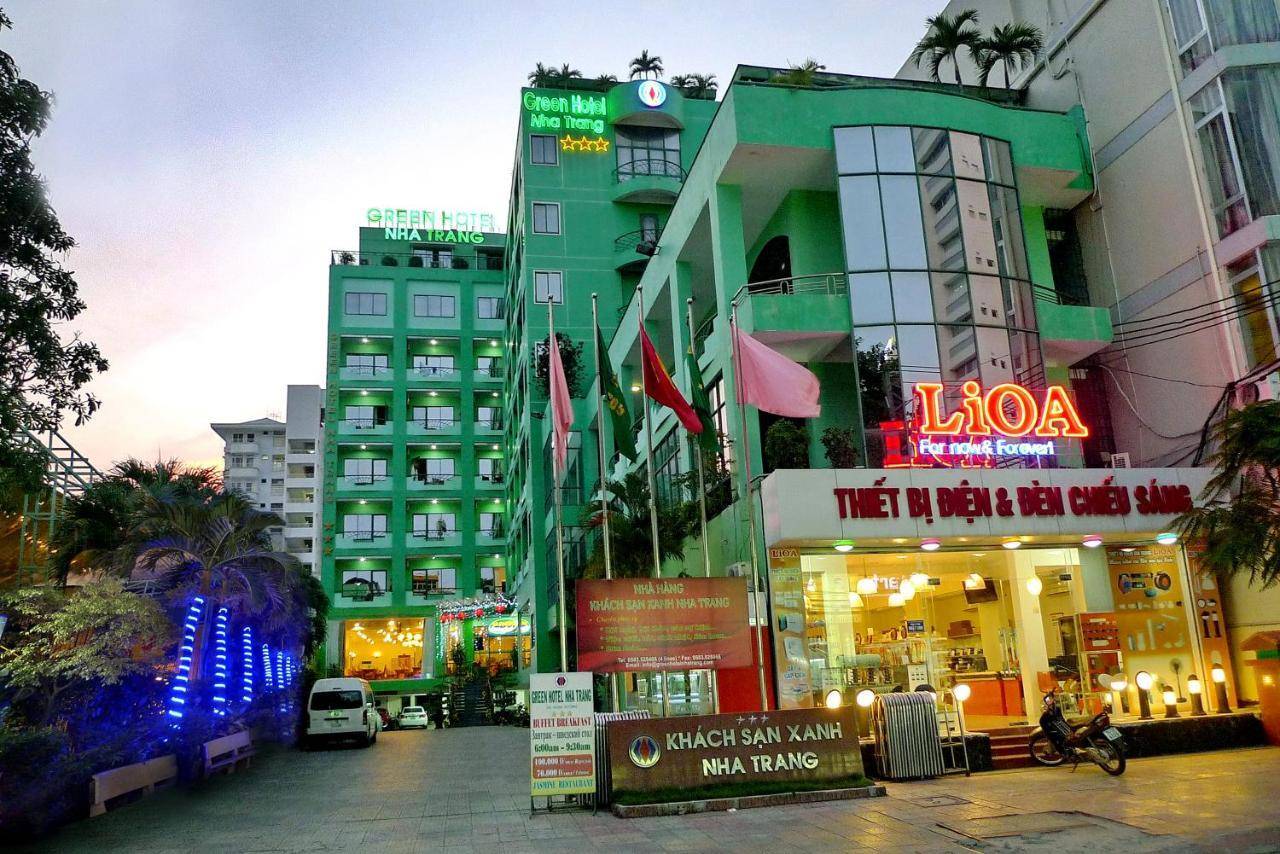 Vẻ ngoài toàn màu xanh ấn tượng của khách sạn Xanh Nha Trang