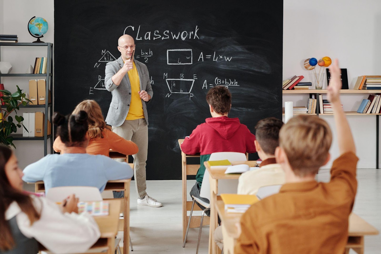 una lezione in classe, isegnante e bambini