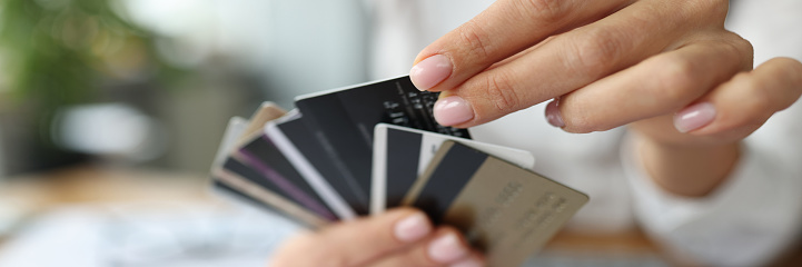 Thẻ ghi nợ gồm 2 loại là thẻ ghi nợ nội địa và quốc tế