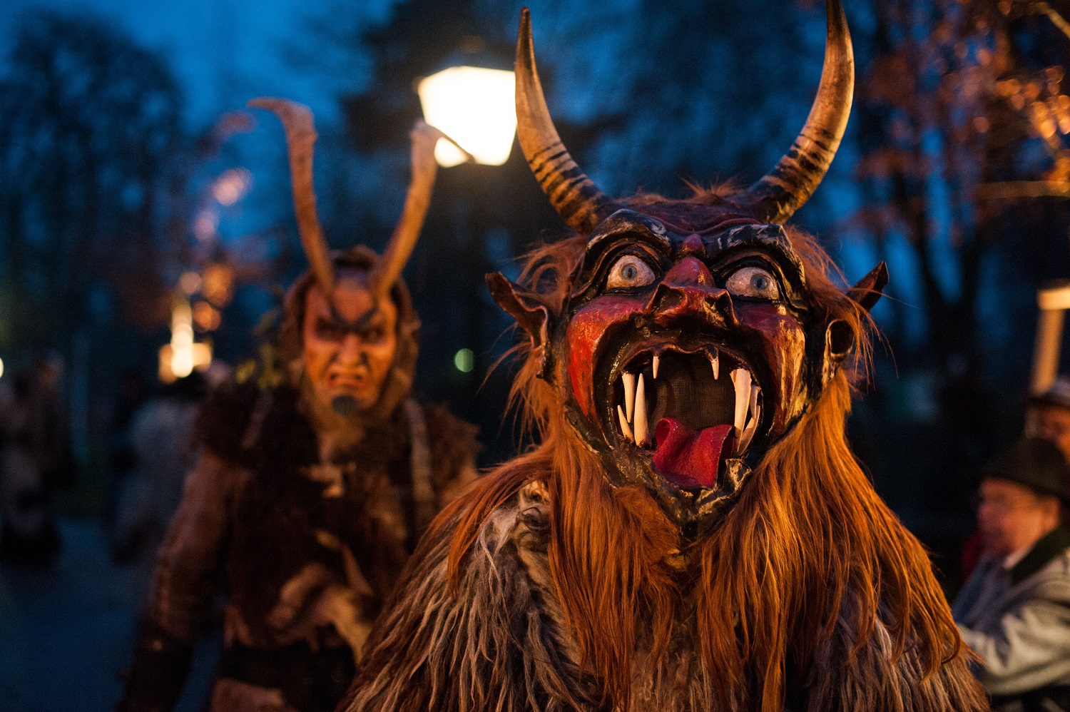 Krampus apareciendo en Navidad en Austria