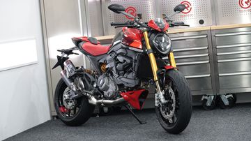 Ducati tiếp tục giữ vững sự độc đáo của Monster 2023 bằng việc không theo xu hướng hoài cổ hóa nakedbike