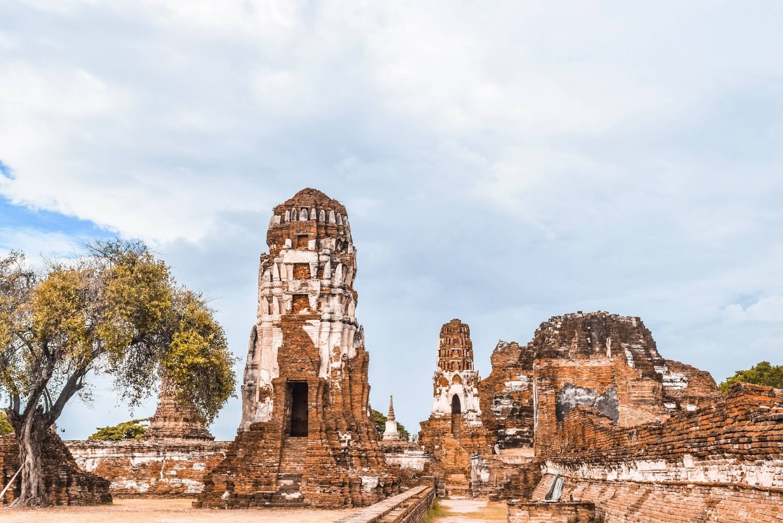 wat rachaburana, central prang, sri lankan stupas