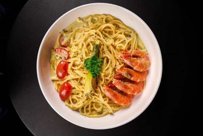 A picture containing plate, food, dish, pasta

Description automatically generated