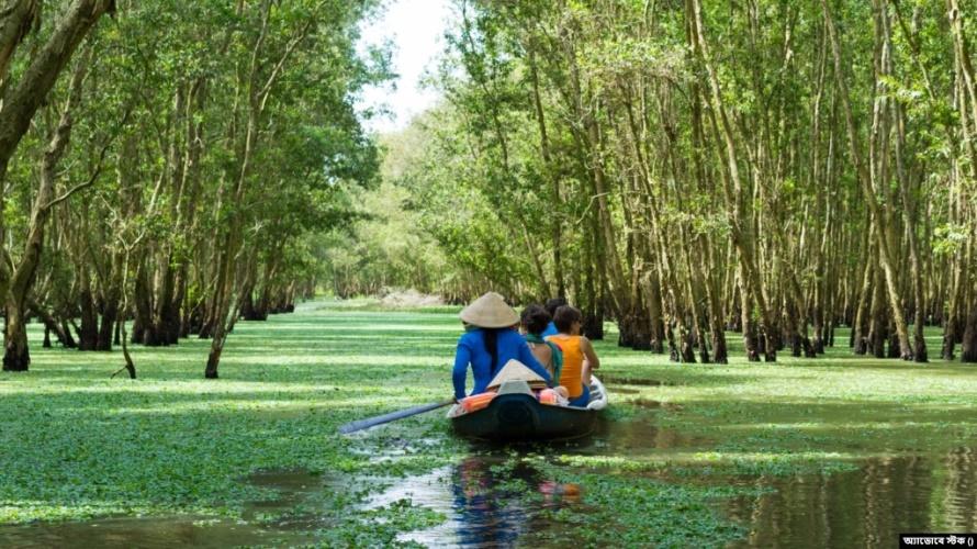 Khách du lịch thăm quan bằng thuyền trên sông Mekong ở Việt Nam. CDC Mỹ vừa hạ giảm mức khuyến cáo du hành vì COVID-19 tới Việt Nam nhưng vẫn khuyên những công dân chưa tiêm chủng chớ đi du lịch đến đây.