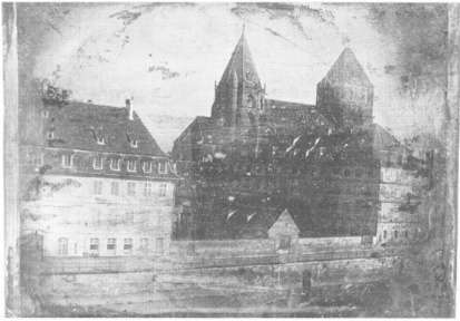 Cette image représente un daguerréotype de l'église Saint-Thomas de Strasbourg, premier cliché réalisé par Louis Daguerre. 