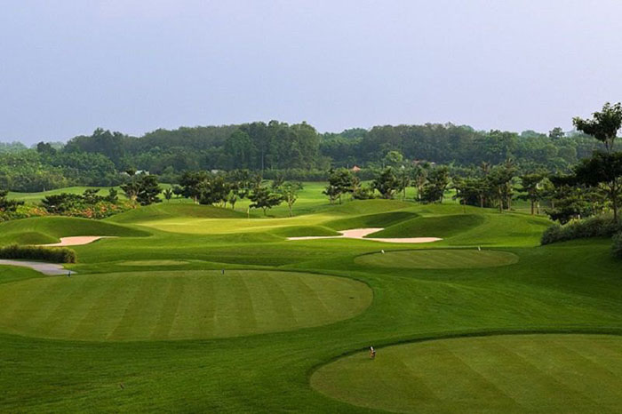 Tour du lịch golf Vũng Tàu - Vẻ đẹp tự nhiên của sân golf với thảm cỏ xanh rộng bát ngát