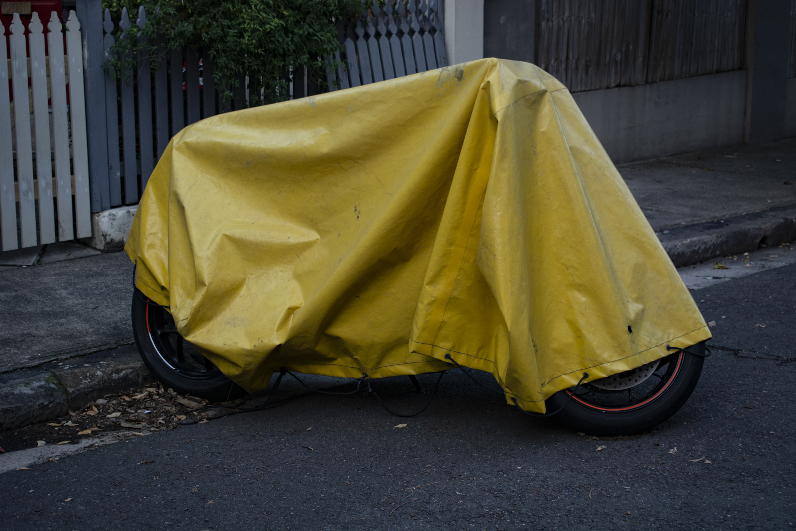 Bild von Wirestock auf Freepik - https://www.freepik.com/free-photo/yellow-tarp-cover-parked-motorcycle-street_12909662.htm