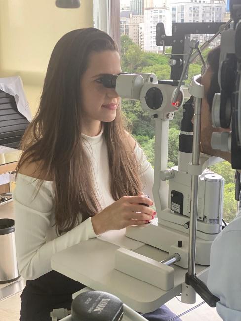 Mulher tirando foto de si mesmo em frente ao espelho

Descrição gerada automaticamente com confiança média