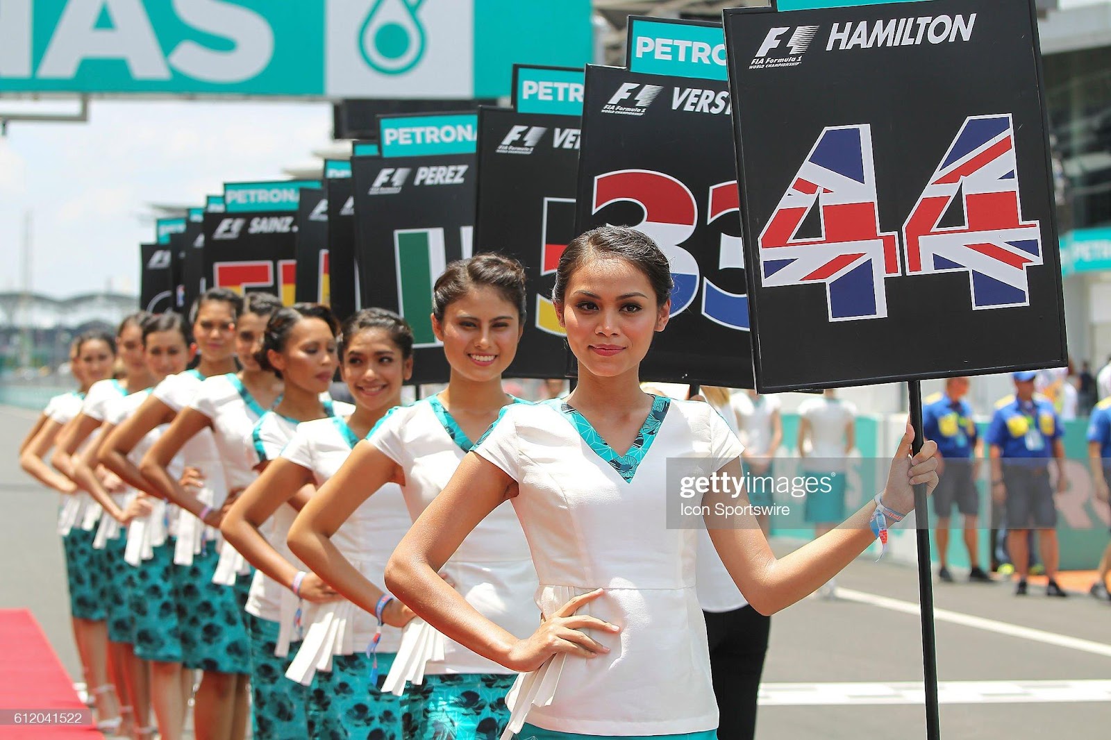D:\Documenti\posts\posts\Women and motorsport\foto\Getty e altre\october-2016-grid-girls-pose-for-photograph-at-the-grid-before-the-picture-id612041522.jpg