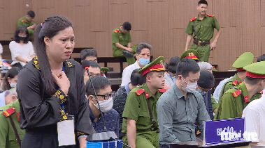 Bị cáo Trần Thị Mai Xa tự bào chữa tại phiên tòa xử vụ chuyến bay giải cứu - Ảnh: NAM ANH