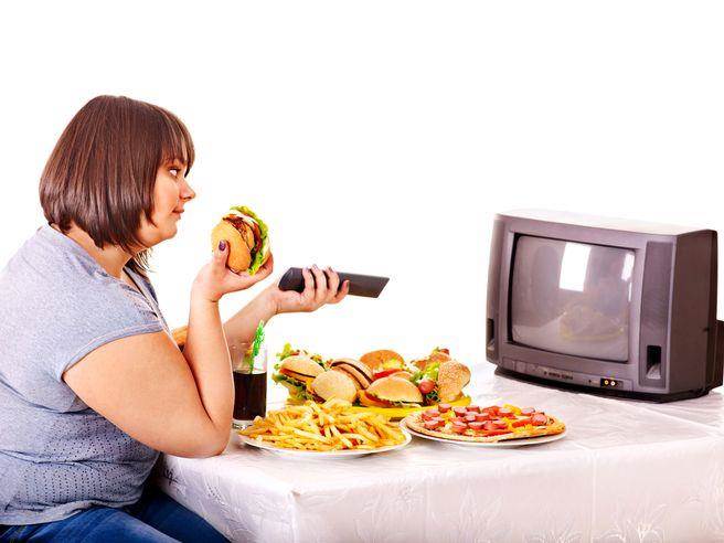研究：吃飯時關掉電視 減重效果好