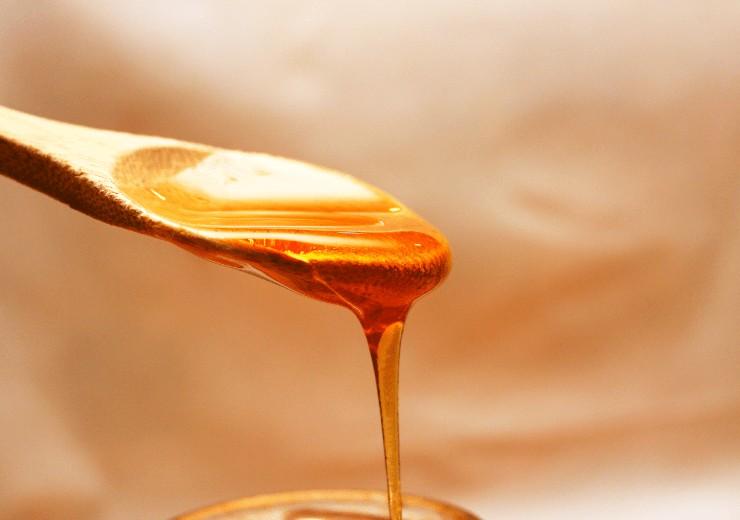 Raw Honey Nutrition and Health Benefits Explained