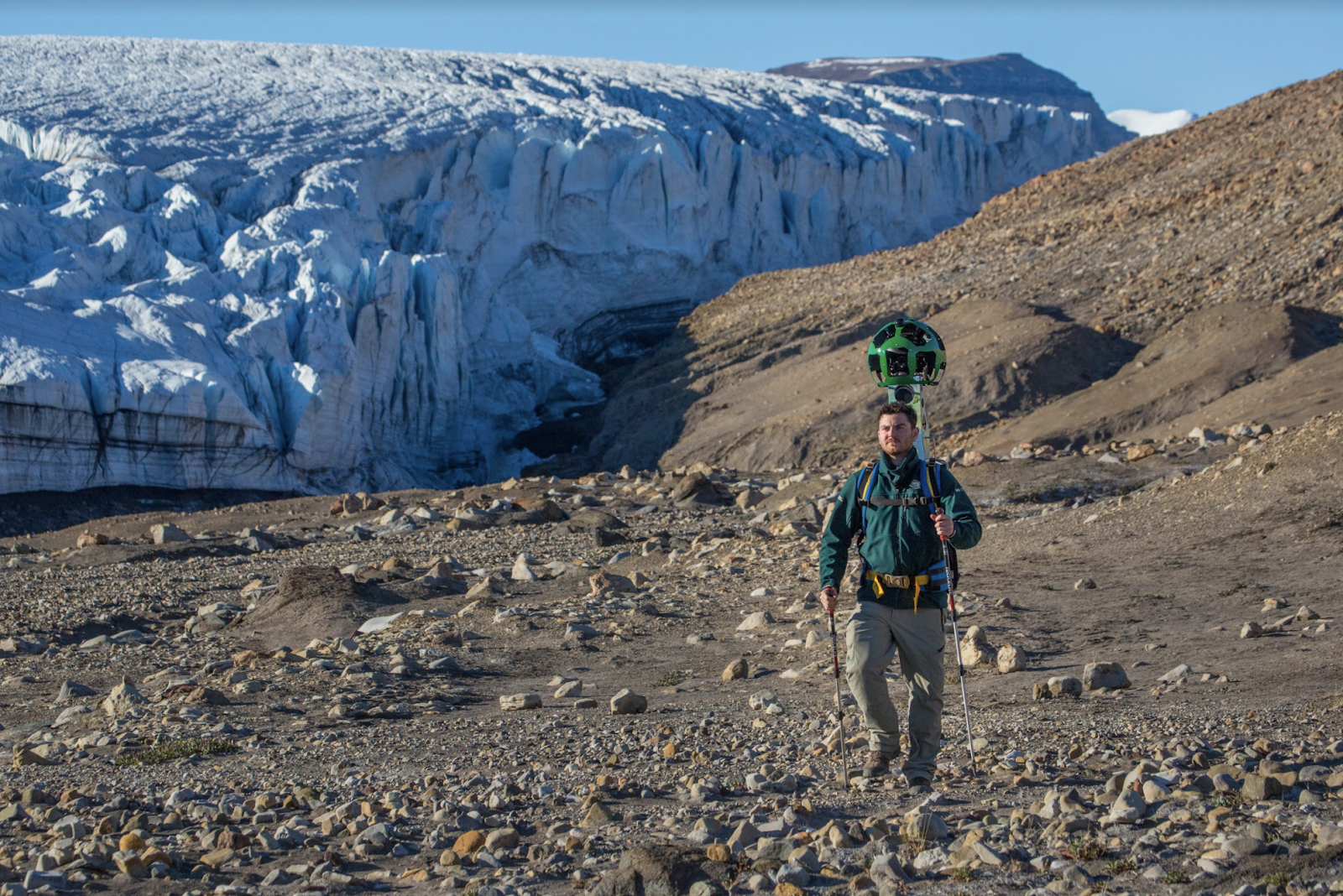 Un membre du personnel de Parcs Canada fait une randonnée près de l’Air Force Glacier avec le sac à dos de Google. Parc national Quttinirpaaq du Canada au Nunavut.