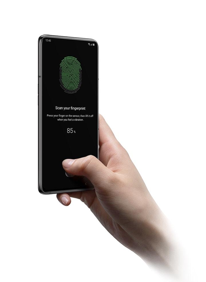 Sebuah tangan memegang Hp Samsung A80, memindai sidik jari untuk fitur On-Screen Fingerprint.