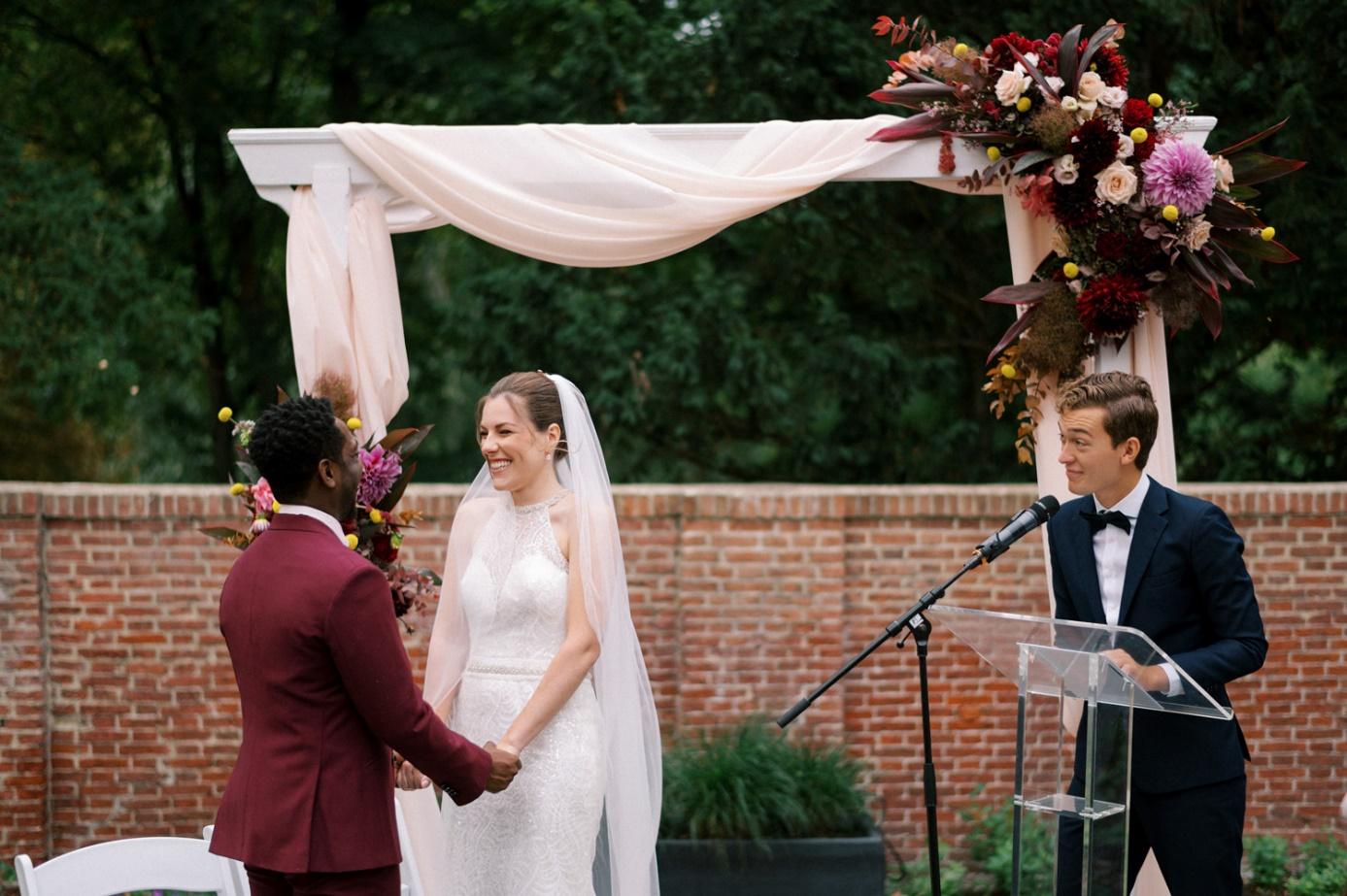 Afbeelding met bruid, persoon, trouwjurk, kleding

Automatisch gegenereerde beschrijving