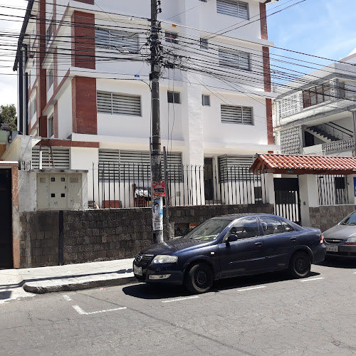 RG52+XM RUIZ DE CASTILLA, Y, Quito 170520