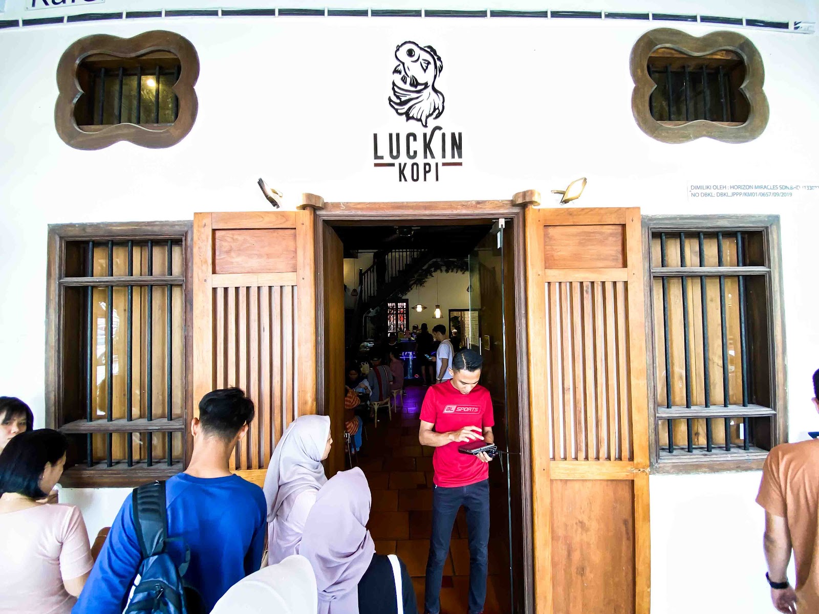 【吉隆坡在地美食推薦】Luckin Kopi 茨廠街平價版的大馬風味餐廳，必點椰漿飯、Indo Mee 絕對是好友聚餐首選地｜三八旅客
