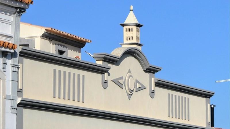 Gesims und Schornstein eines renovierten Hauses im Zentrum von Moncarapacho