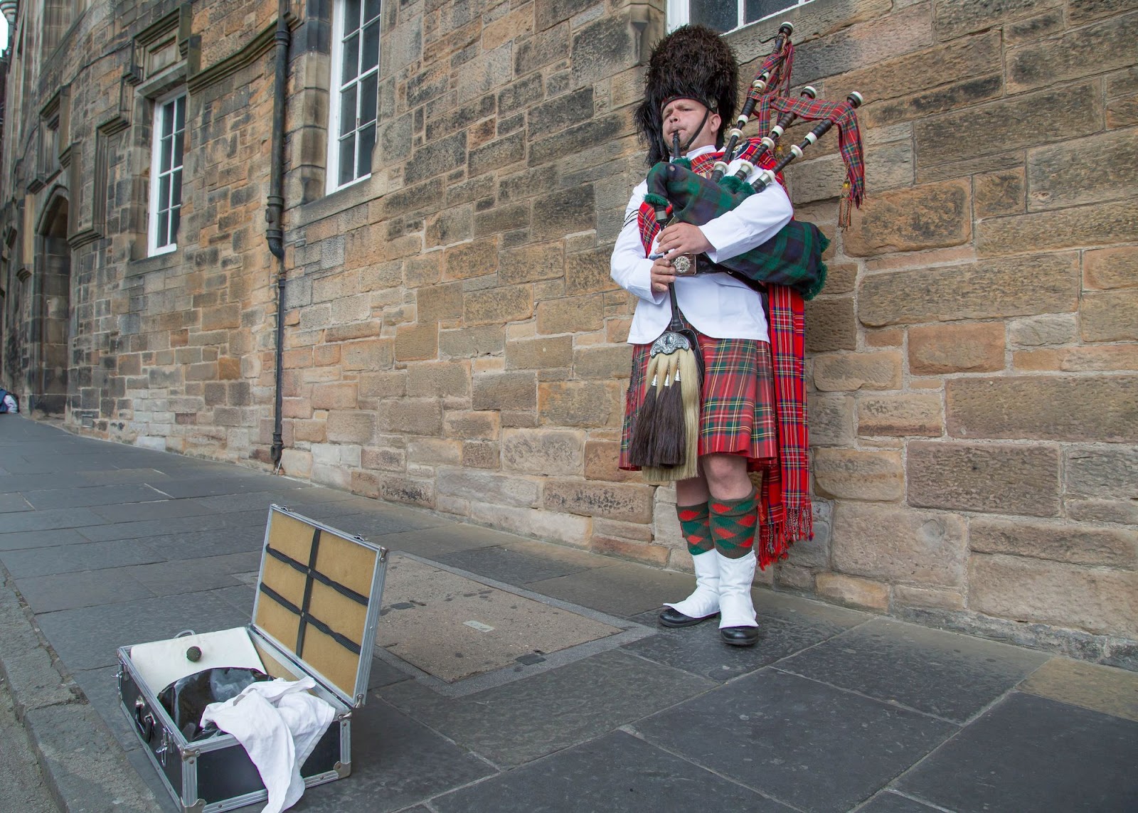 Ein Mann spielt Dudelsack auf der Royal Mile in Edinburgh