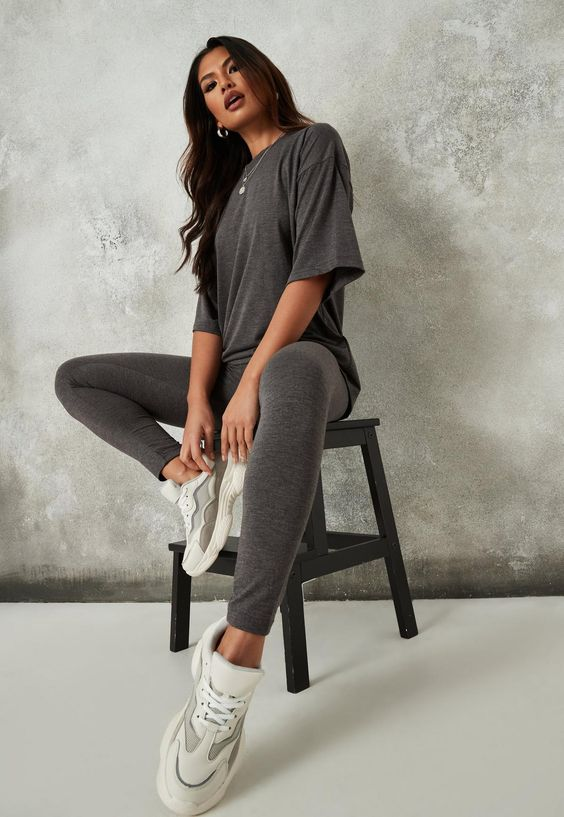 Cách phối “tông xuyệt tông” với quần legging xám và áo thun xám cũng là một sự lựa chọn không tồi