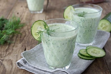 Smoothies from cucumbers on kefir