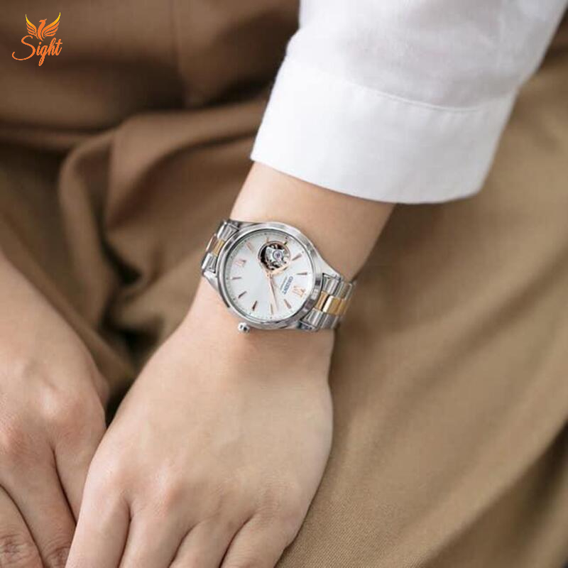 Vỏ đồng hồ nữ Orient RA-AG0020S10B được mạ bạc và vàng hồng mang lại vẻ đẹp sắc sảo
