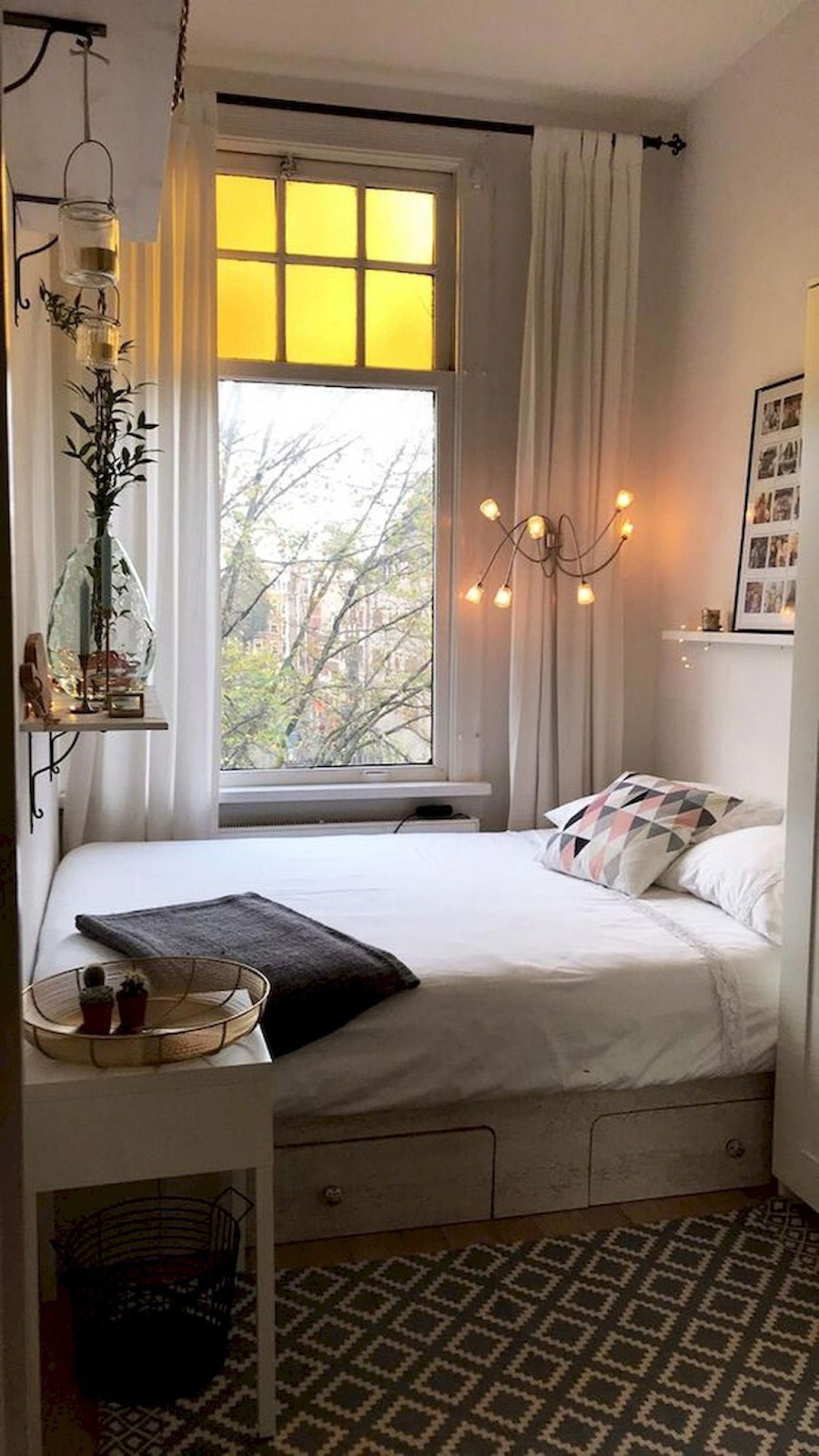 trik kamar tidur gunakan ranjang tanpa headboard