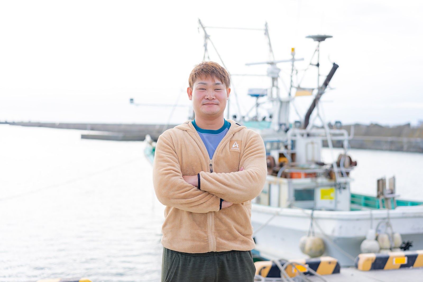 海を背景に立つ澤口さん