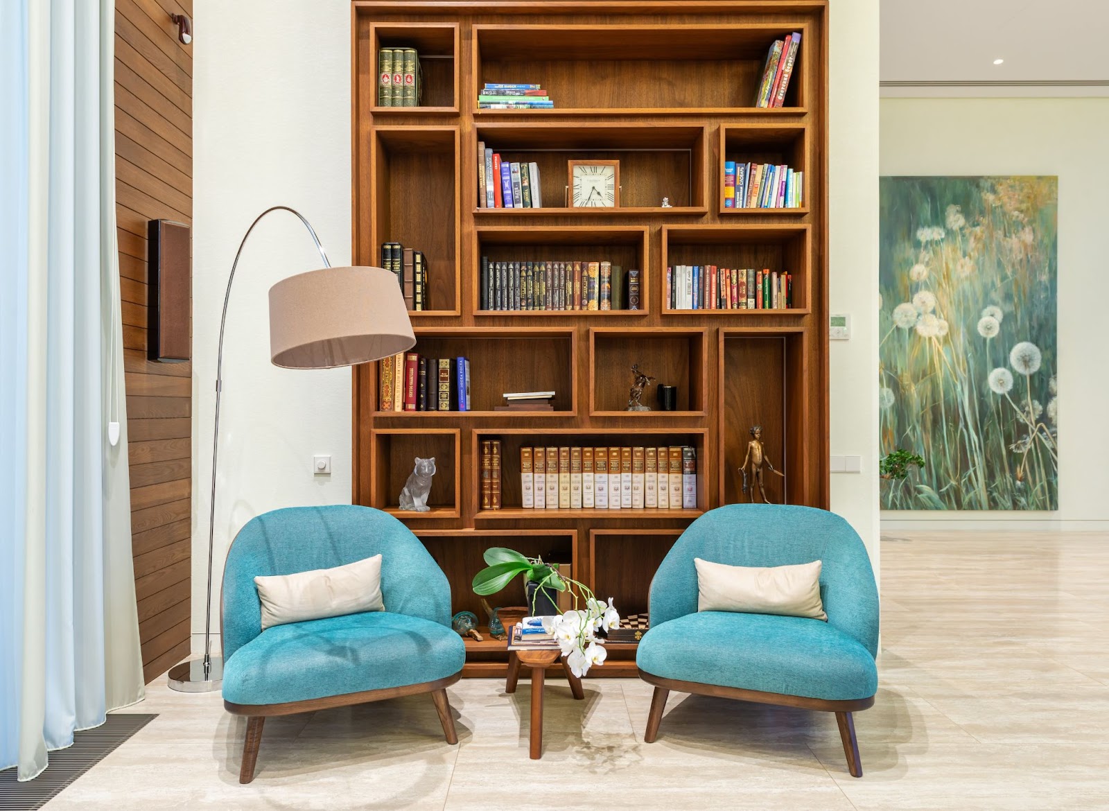 ruang baca dengan sofa biru