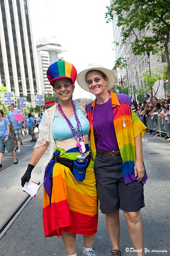 Pareja del mismo sexo festejando en el desfile del orgullo de San Francisco