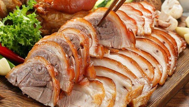 Thịt lợn Mán là món ăn dân dã, vị thịt ngọt, chắc và da giòn sật. - du lịch Miền Đông Tây Bắc giá rẻ