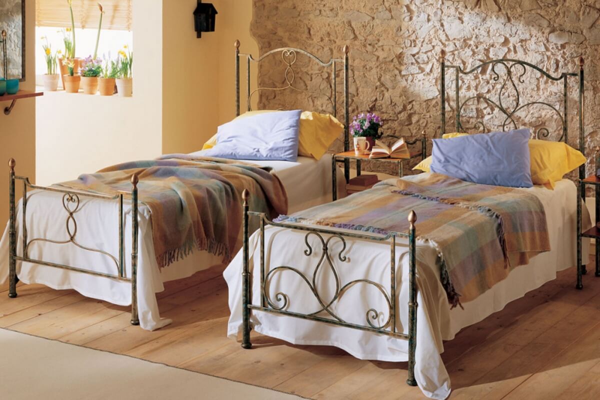 Mẫu giường cổ điển mang đậm phong cách hoàng gia 