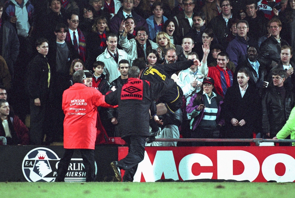 Cantona launched a kick to attack the fans, the kick became history in the world football village