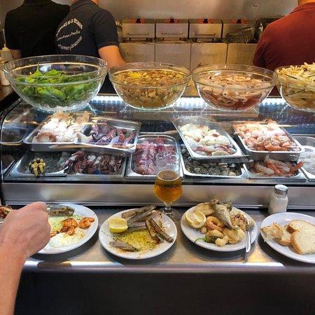 Tapear en Málaga en el Mercado de Atarazanas Tapear en Málaga en el Mercado de Atarazanas
