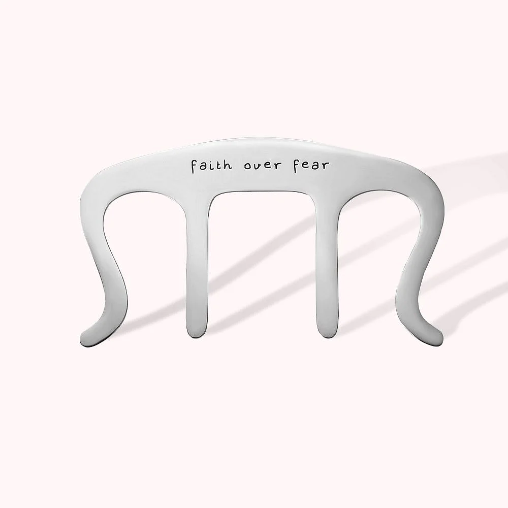 Porte page personnalisé par la phrase Faith over fear.