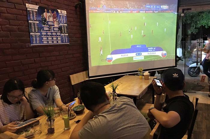 Ảnh có chứa văn bản, nhóm, phòng hội nghị, nhà hàng

Mô tả được tạo tự động