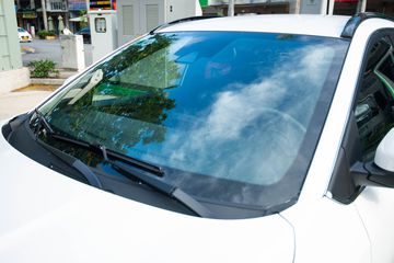 Kính lái có chống tia UV nhưng vẫn cần dán thêm lớp phim cách nhiệt