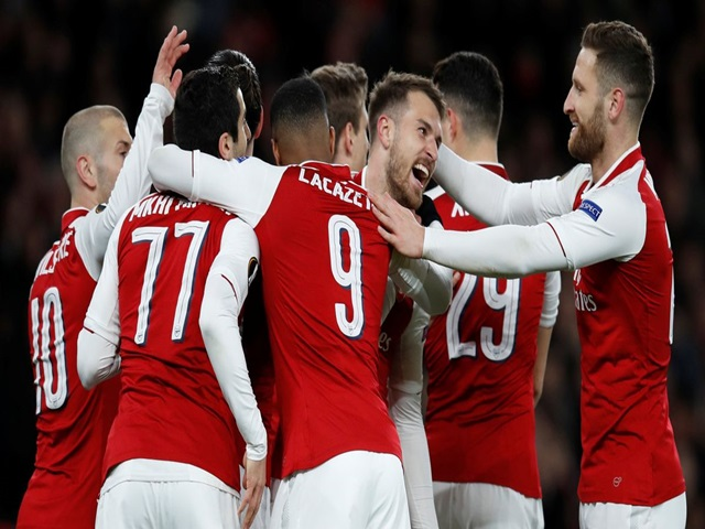 Các cầu thủ Arsenal ăn mừng chiến thắng 