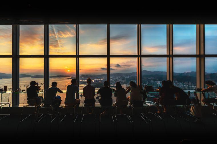 홍콩 여행의 기억을 더욱 선명하게 남겨 줄 스카이 100 전망대에 올라 보세요.