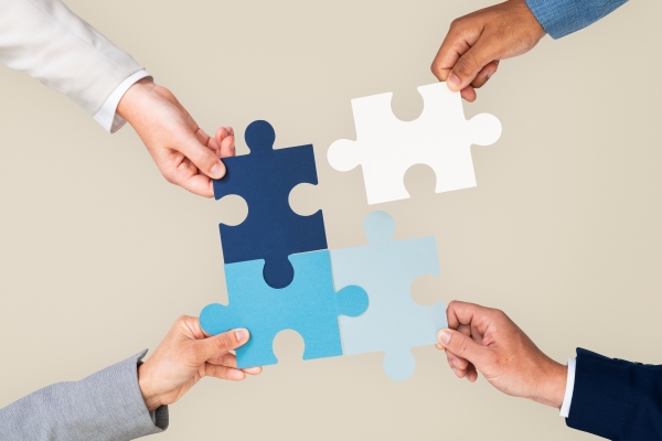 hands-holding-puzzle