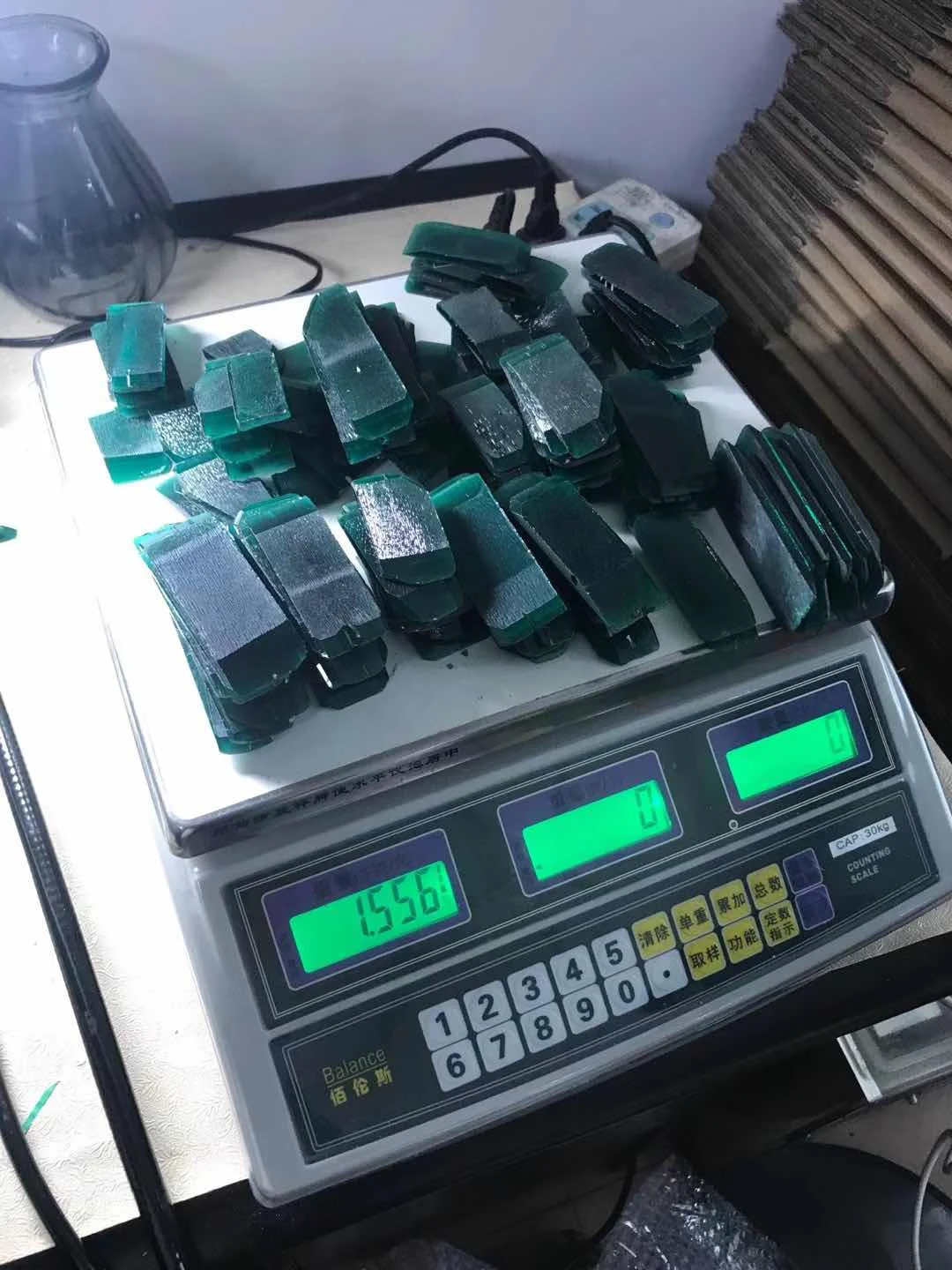 Hydrothermal-Lab-Emerald-Green-gemstones-rough-supplier