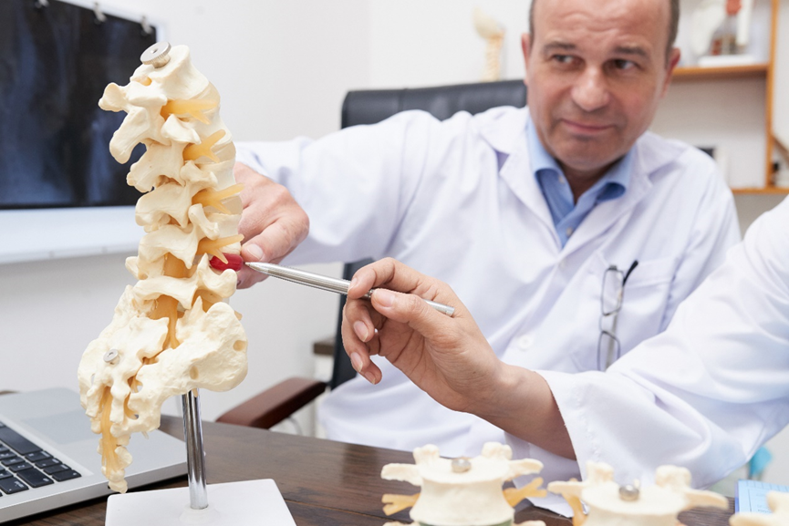 醫生針對脊椎側彎矯正設計的椅子可以減輕背部負擔
