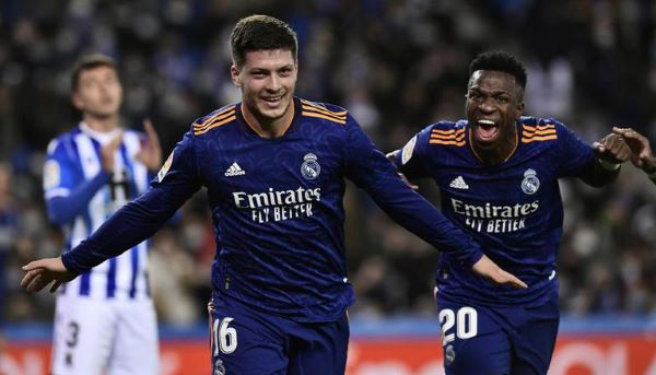 Màu sắc chủ đạo của Real Madrid là màu xanh biển đậm và các đường viền màu