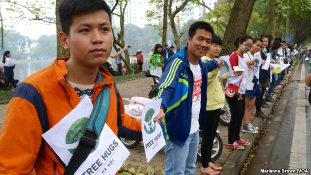 'Dự án' chặt hạ 6.700 cây xanh hàng loạt này đã vấp phải sự phản đối quyết liệt của mọi tầng lớp người dân thủ đô Hà Nội. (Marianne Brown/VOA)