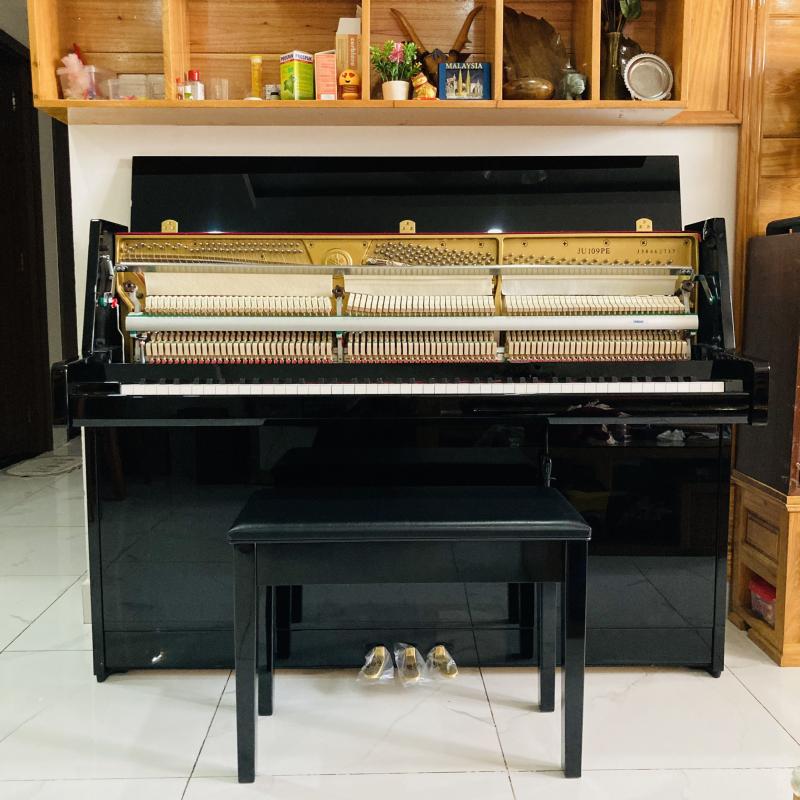 Hình ảnh chân thực chiếc đàn piano upright Yamaha JU109