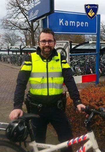 Afbeelding met tekst, persoon, buiten, person
Automatisch gegenereerde beschrijving