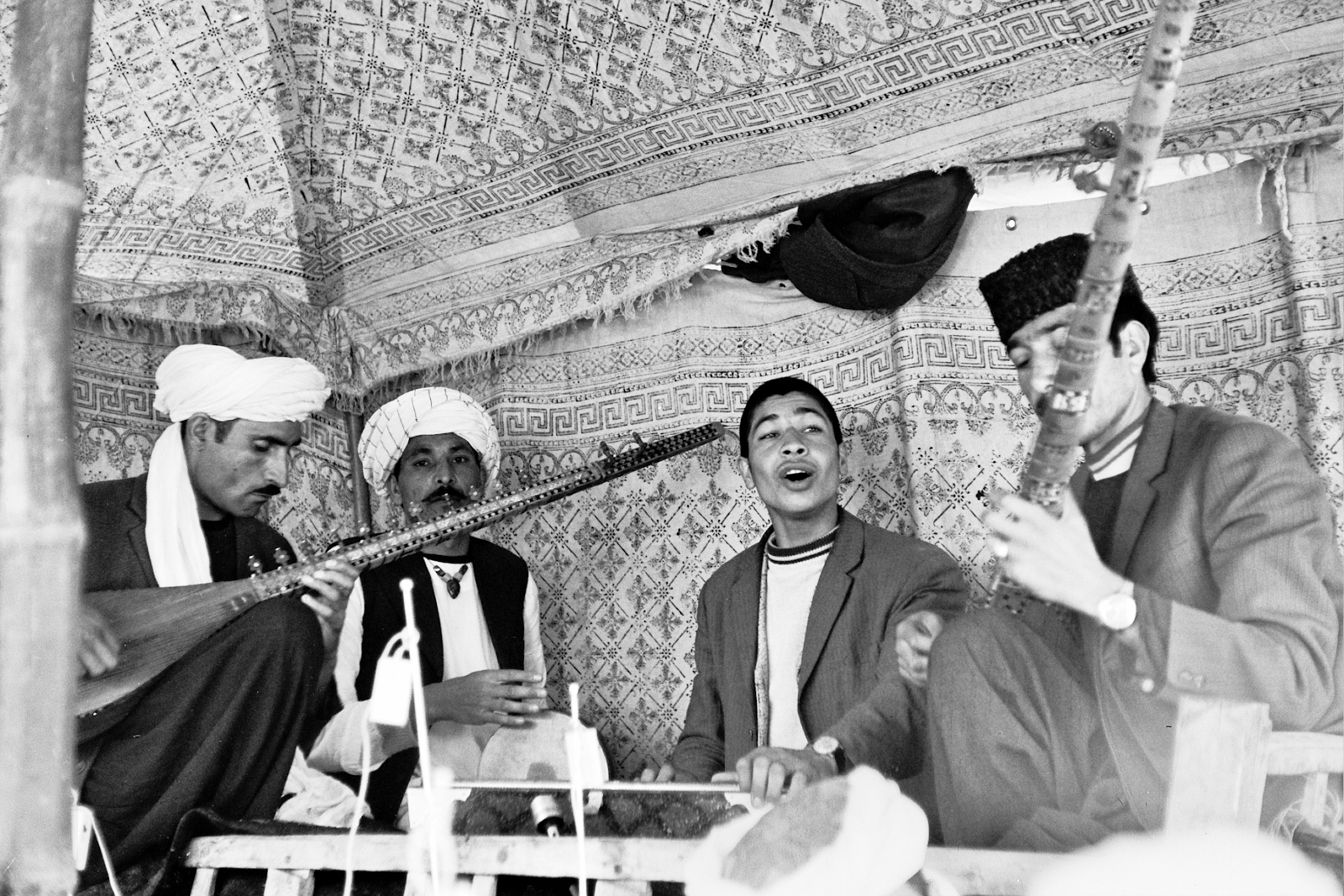 musicians playing in dutar band